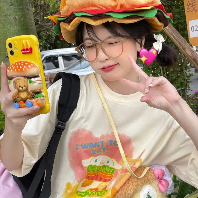 开画少女漫 海报
